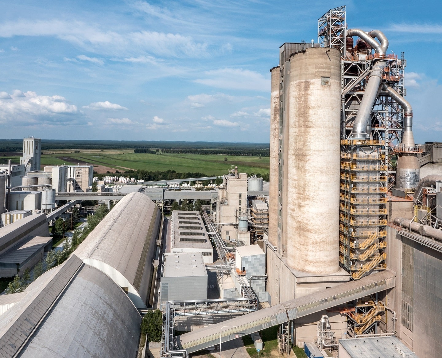 Heat recovery from cement production